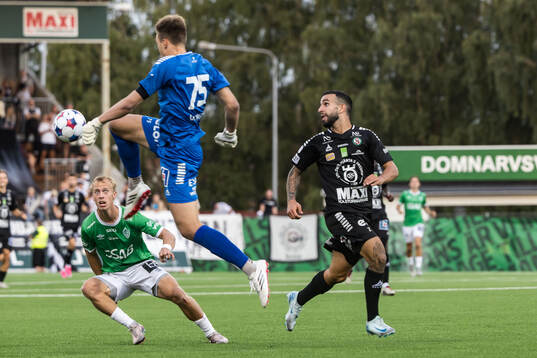 Brages Alex Mortensen och Örebros målvakt Jakub Ojrzynski