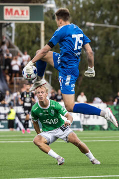 Brages Alex Mortensen och Örebros målvakt Jakub Ojrzynski