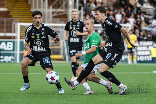 Örebros Antonio Yakoub och Brages Alex Mortensen och