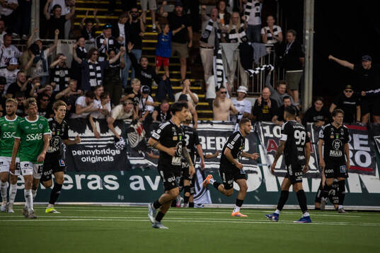 Örebro spelare jublar 3-3
