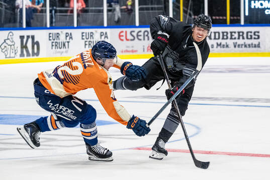 Växjös Kalle Kratz och Malmö Redhawks Eemil Viro