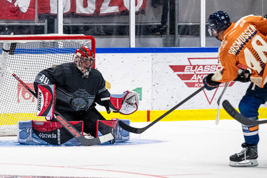 Malmö Redhawks målvakt Oskar Blomgren och Växjös Dennis