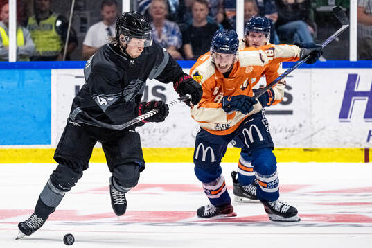 Malmö Redhawks Lauri Pajuniemi och Växjös Eemeli Suomi