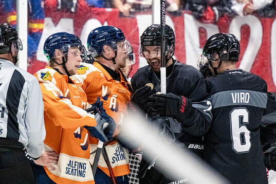 Malmö Redhawks Oliwer Kaski reagerar