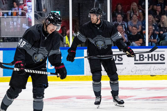 Malmö Redhawks Lauri Pajuniemi och Oscar Eklind deppar