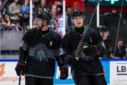 Malmö Redhawks Klas Dahlbeck och Fredrik Händemark deppar