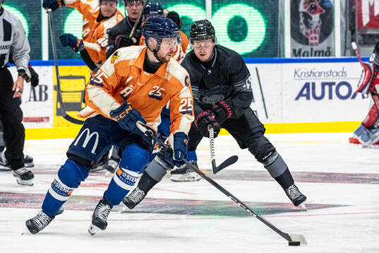 Växjös Lucas Elvenes och Malmö Redhawks Lauri Pajuniemi