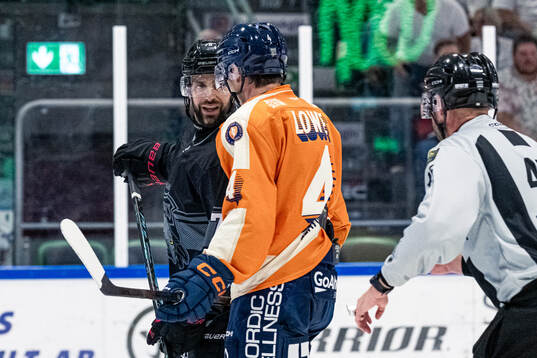 Malmö Redhawks Robin Hanzl och Växjös Keegan Lowe