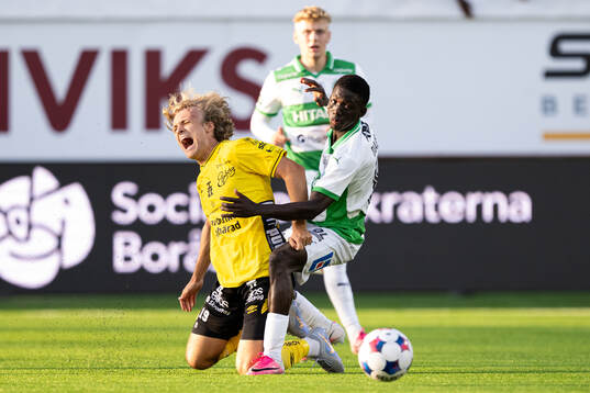 Elfsborgs Julius Beck och Västerås Mamadou Ousmane Diagne
