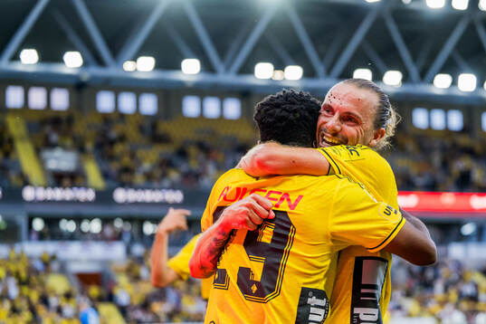 Elfsborgs Niklas Hult och Momoh Ibrahim Kamara jublar