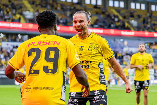 Elfsborgs Niklas Hult och Momoh Ibrahim Kamara jublar