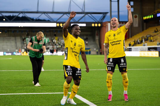 Elfsborgs Momoh Ibrahim Kamara och Niklas Hult jublar