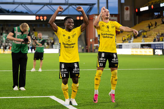 Elfsborgs Momoh Ibrahim Kamara och Niklas Hult jublar