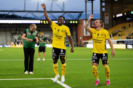 Elfsborgs Momoh Ibrahim Kamara och Niklas Hult jublar