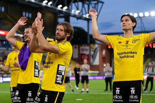 Elfsborgs Arber Zeneli och Rasmus Wikström jublar