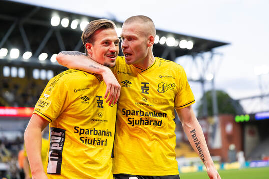 Elfsborgs Simon Olsson och Thomas Isherwood jublar