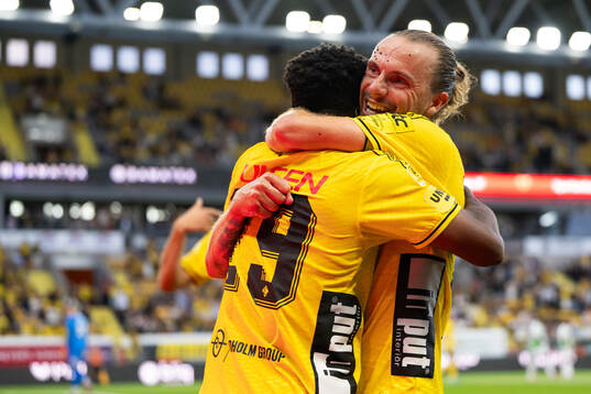 Elfsborgs Niklas Hult jubler med Momoh Ibrahim Kamara