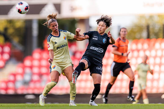 Djurgårdens Johanna Renmark och Växjö DFFs Suzu Amano