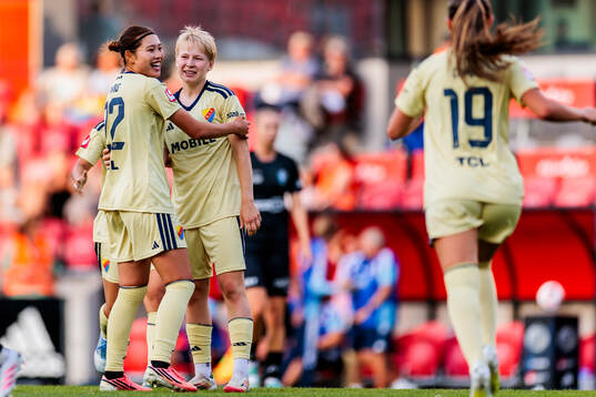 Djurgårdens Maho Hirosawa och Olivia Ulenius  jublar