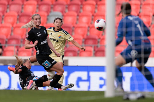 Växjö DFFs Alexandra Larsson och Djurgårdens Maho