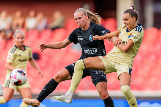 Växjö DFFs Saga Swedman och Djurgårdens Selma Larsen