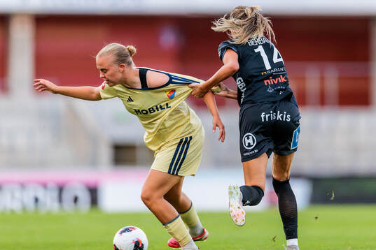 Djurgårdens Elin Westlund och Växjö DFFs Elona Berbatovci