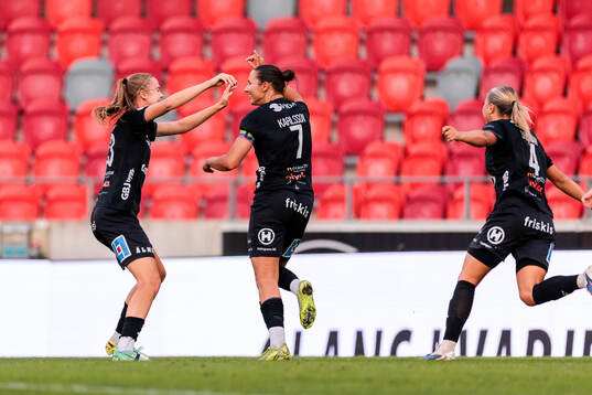 Växjö DFFs Elin Nilsson och Nellie Karlsson jublar