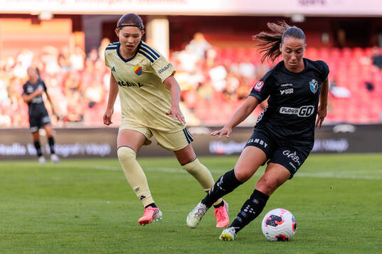 Djurgårdens Maho Hirosawa och Växjö DFFs Mariann Høgh
