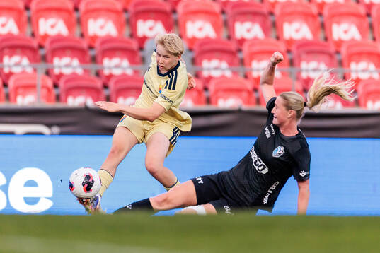 Djurgårdens Olivia Ulenius och Växjö DFFs Alexandra