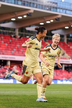 Djurgårdens Urara Watanabe och Olivia Ulenius jublar