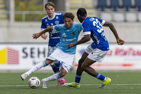 Gefles Malik Mokédé och Umeå FCs Jerry Essombe Mambingo