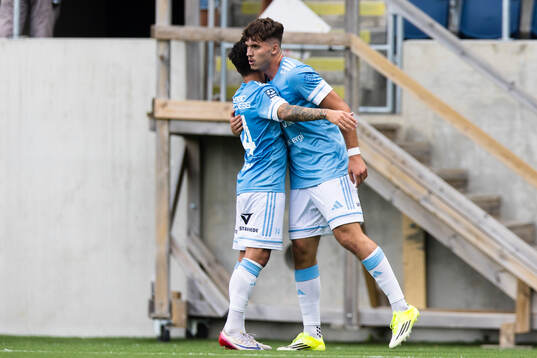 Gefles Adem Sipic gör 2-0 och gratuleras av lagkamrater