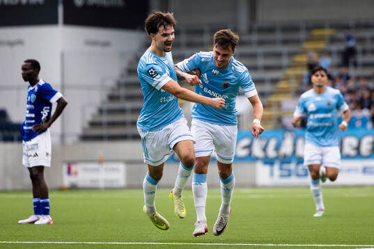 Gefles Lukas Vikgren gör 1-0 och gratuleras av lagkamrater