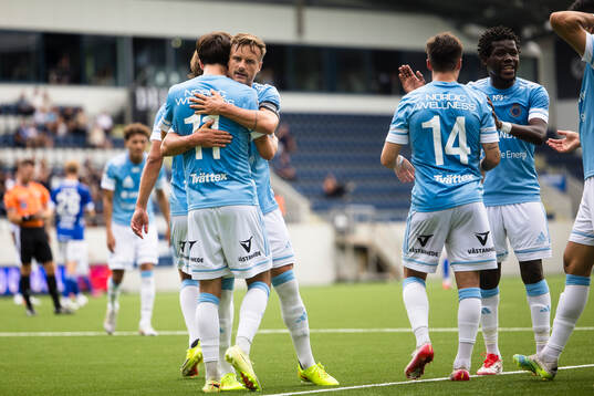 Gefles Lukas Vikgren gör 1-0 och gratuleras av lagkamrater