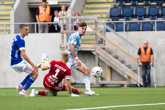 Gefles Adem Sipic gör 2-0 bakom Umeå FCs målvakt Pontus