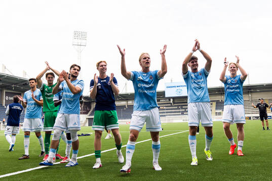 Gefles spelare jublar