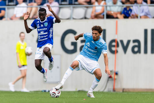 Gefles Malik Mokédé och Umeå FCs Emmanuel Olawore