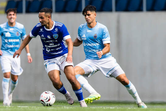 Umeå FCs Robin Hadad jagas av Gefles Dillan Ismail