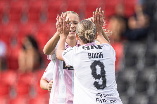 Häckens Tilde Karlsson och Maja Bodin jublar
