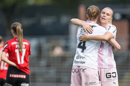 Häckens Emma Östlund och Josefine Rybrink jublar