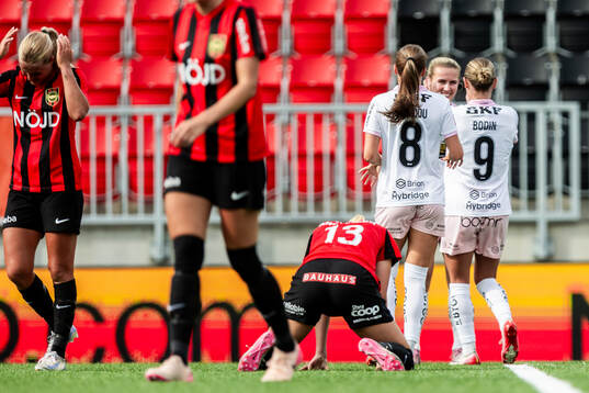 Spelare ur Häcken jublar och spelare ur Brommapojkarna