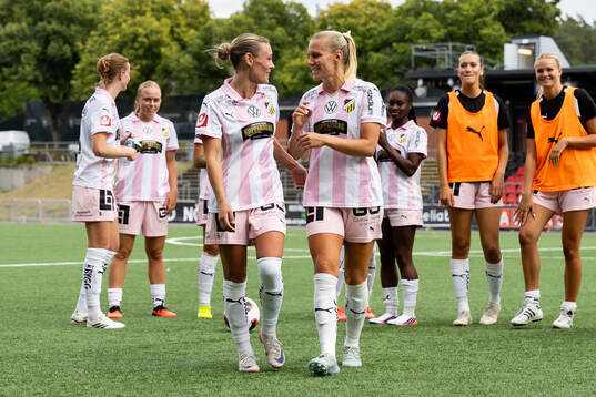 Häckens Maja Bodin och Josefine Rybrink jublar