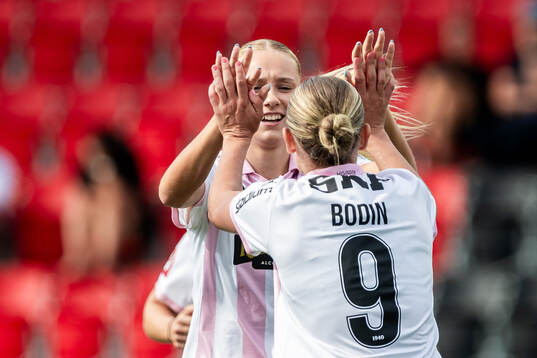 Häckens Maja Bodin och Tilde Karlsson jublar