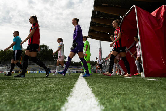 Brommapojkarnas målvakt Clara Ekstrand går in på planen