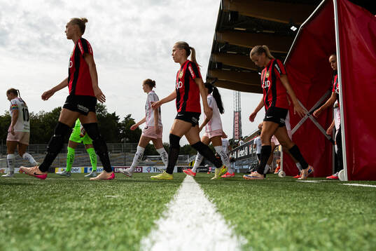Spelare går in på planen