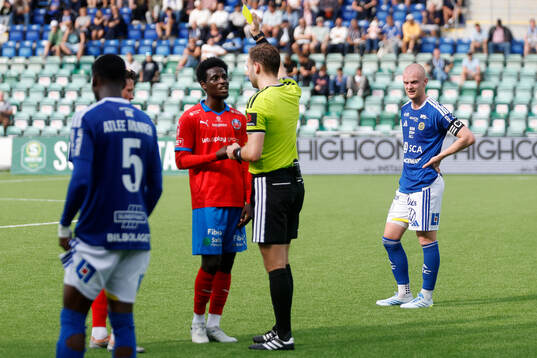 Helsingborgs Daouda Amadou får gult kort av domare Max