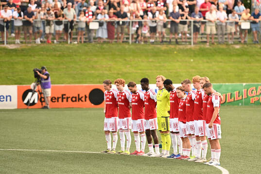 Sandvikens spelare med en tyst minut