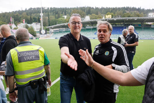 GIF Sundsvalls tränare Per Joar Hansen jublar