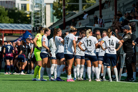 Eskilstuna United DFFs spelare vid ett cooling break
