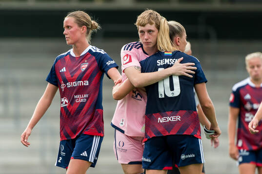 Rosengårds målvakt Moa Edrud och Remy Siemsen deppar